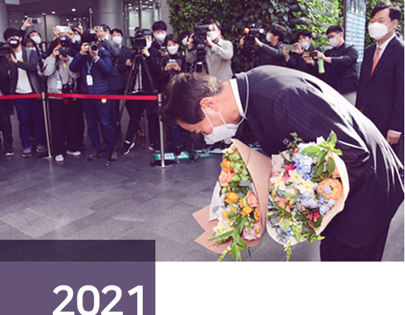 2021년 - 시장 당선 후 첫 출근에서 꽃다발을 들고 인사하는 오세훈 시장 사진