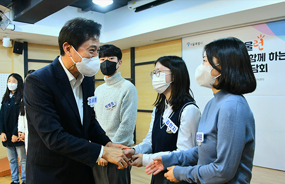 서울런 간담회에 참석한 멘토, 멘티들과 악수하는 오세훈 서울시장