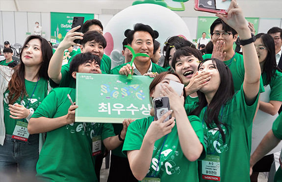 청년취업사관학교 새싹 최우수상팀들과 셀카를 찍고 있는 오세훈 서울시장