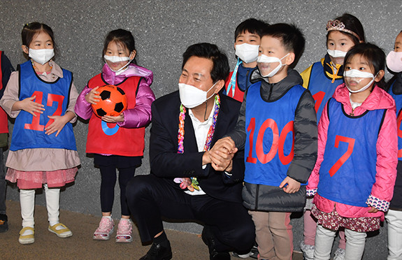 어린이 돌봄교실에서 아이들과 사진 촬영중인 오세훈 서울시장
