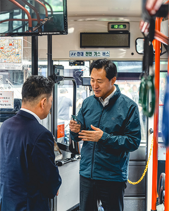 버스 안에서 기후동행카드를 들고 있는 오세훈 서울시장
