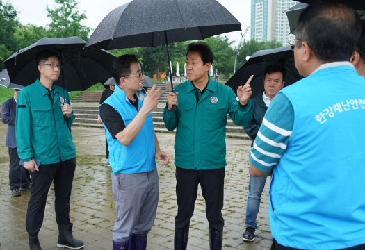 뚝섬한강공원 수변무대 침수 현장을 찾은 오세훈 서울시장-1