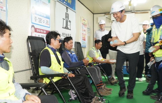 폭염 대비 월드컵대교 공사현장을 찾은 오세훈 서울시장 (9)