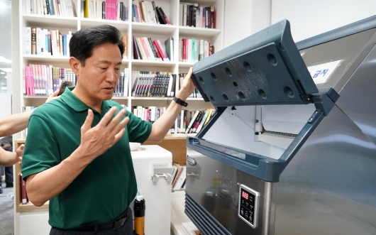 돈의동 쪽방 상담소를 찾아 관계자와 대화를 나누며 비치 용품등을 살펴 보는 오세훈 서울시장-1