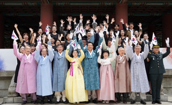 타종인사 및 종로구립합창단과 만세삼창을 하는 오세훈 서울시장-1