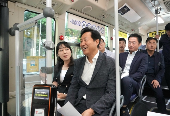 (사진3) 오세훈 서울시장이 17일(목) 오전 김포시 풍무동에서 출발하는 서울동행버스 02번에 시승해 지역주민의 애로사항을 듣고 대화를 나누고 있다.