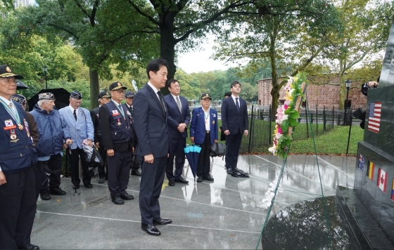 3. 배터리파크 한국전쟁 참전용사 기념비에서 헌화 후 묵념