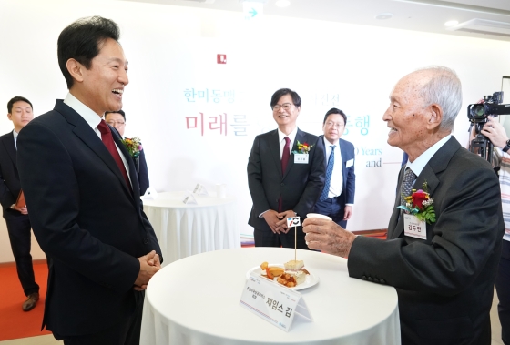 김두만 전 공군 참모총장과 만나 대화를 나누는 오세훈 서울시장