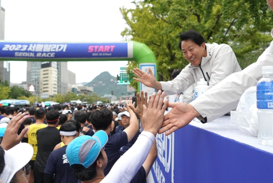 2023 서울달리기 시민들고 함게 환호하는 오세훈 서울시장 2