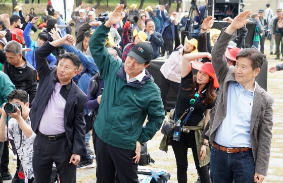 걷기대회에 참석한 시민들과 몸풀기 체조를 하는 오세훈 서울시장-3