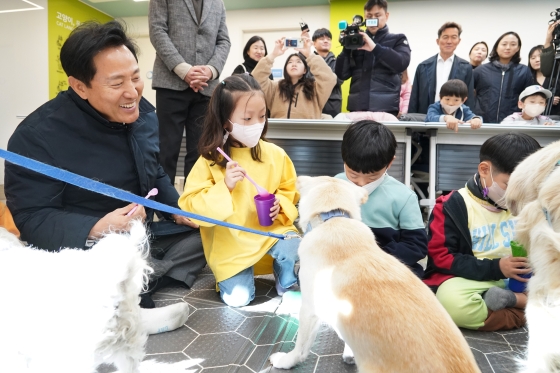 교육실을 찾아 센터를 찾은 아이들과 반려동물들에게 간식을 주고 있는 오세훈 서울시장-1