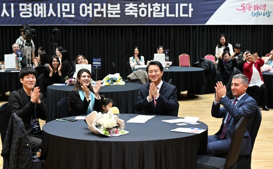 외국인 명예시민증을 수여식에 참석해 박수를 치는 오세훈 서울시장-1