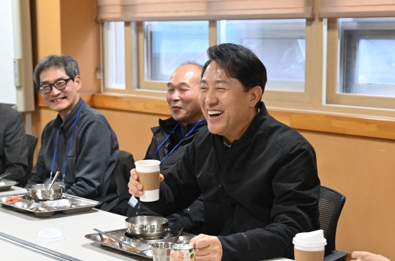 바리스타 인문학 참여자로 부터 커피를 건내 받은 오세훈 서울시장  (2)