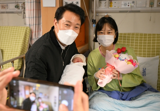 오세훈 서울시장이 1월 2일(화) 오후 강북삼성병원 산부인과 병실을 방문해, 지난 1일(월) 아기를 출산한 산모에게 출산 축하 인사를 전하고 기념촬영을 하고 있다.