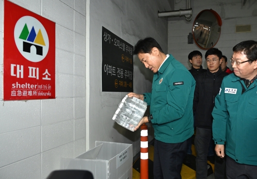 (사진3) 1월 3일(수) 오후 광진구 소재 아파트 지하주차장을 찾은 오세훈 서울시장이 유사시 시민들이 대피할 수 있는 민방위대피소에 마련된 병물아리수를 살펴보고 있다.