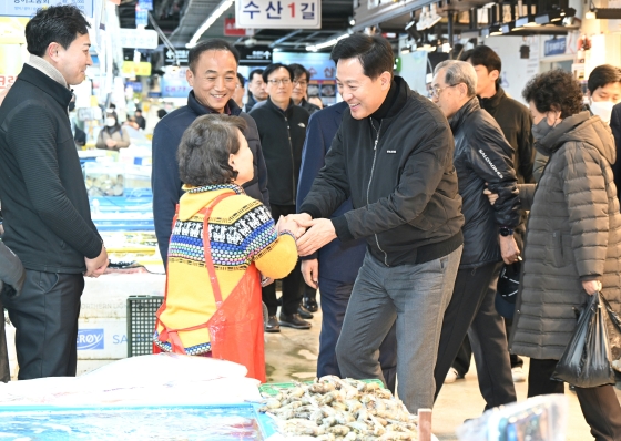 6일(화) 오후 송파구 가락시장을 찾은 오세훈 서울시장이 설 연휴를 앞둔 명절 민생 물가를 점검하고, 상인들을 격려하고 있다.(1)