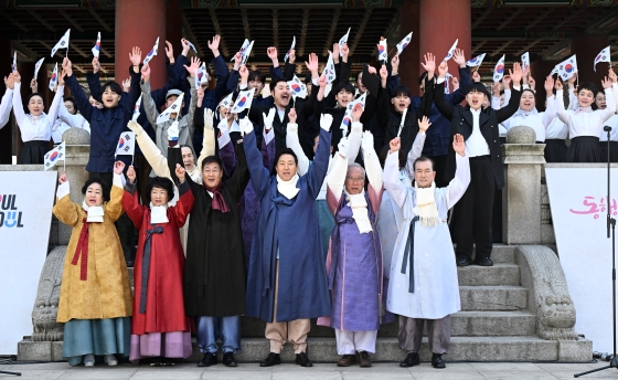 타종인사 및 타종행사 참가자들과 만세삼창을 하는 오세훈 서울시장-1