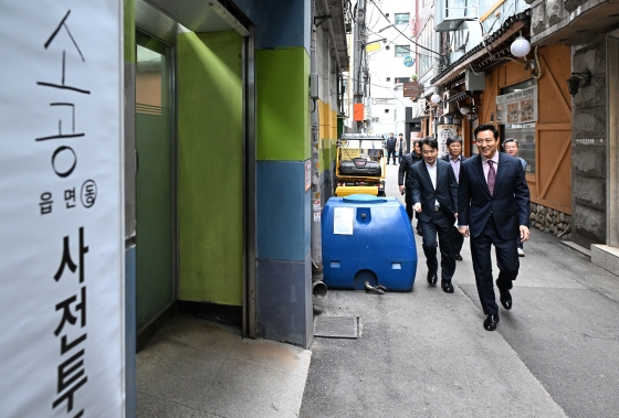 투표를 위해 소공동 사전투표소로 향하는 오세훈 서울시장-1