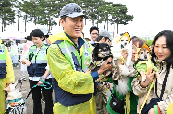 참여 반려견 안아주는 오세훈 서울시장