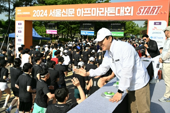 서울신문 하프마라톤대회 참가시민들과 하이파이브 (2)