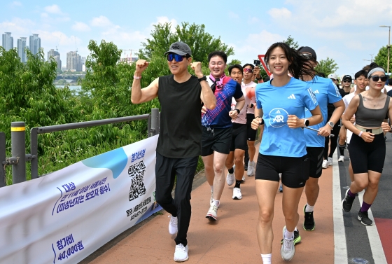 마지막 종목인 달리기 10km에 참여해 시민들과 함께 한강을 달리는 오세훈 시장-1