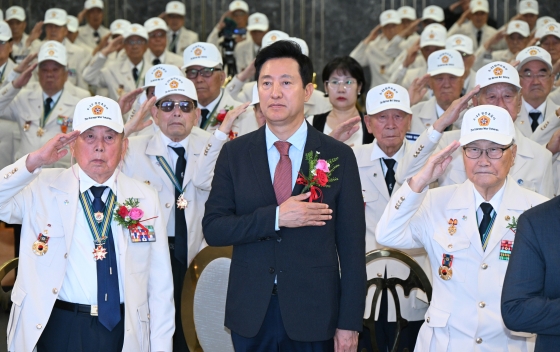 국기에 대한 경례를 하는 오세훈 서울시장-2