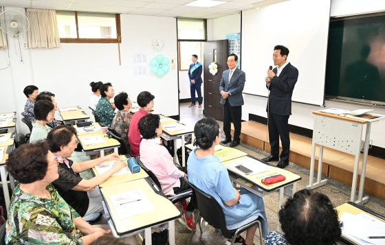 청암고등학교 초청 특강 후 강의실 방문 (2)