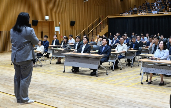 사진4. 오세훈 시장이 4일(화) 오전 다목적홀에서 열린 「제81회 미래서울 아침특강」에 참석해 유승규 안무서운회사 대표의 ‘고립과 은둔의 경험도 스펙이 될 수 있는 ‘서울’ 강의를 듣고 있다.