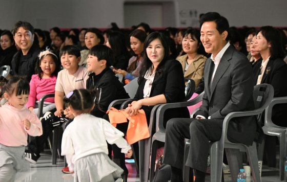 (사진4) 오세훈 서울시장이 31일(목) ‘2024 서울 보육인 한마당’에서 흐뭇한 표정으로 아이들을 바라보고 있다.