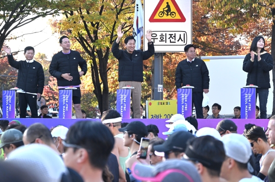 사진2. 오세훈 서울시장이 3일(일), ‘2024 JTBC 서울마라톤’ 출발에 앞서 참가자들을 응원하고 있다.