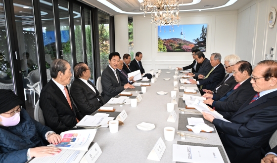 사진1. 오세훈 서울시장이 4일(월) 파트너스하우스에서 국민의힘 상임고문단과 오찬 간담회를 갖고 서울시의 미래 발전 방안과 여당의 역할 등에 대해 의견을 나누고 있다. 