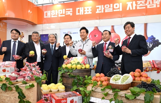 (사진3) 오세훈 서울시장이 4일(월) 15시 40분, ‘2024 경북사과 홍보 행사’에서 관계자와 함께 경북 14개 시·군의 사과를 알리고 있다.