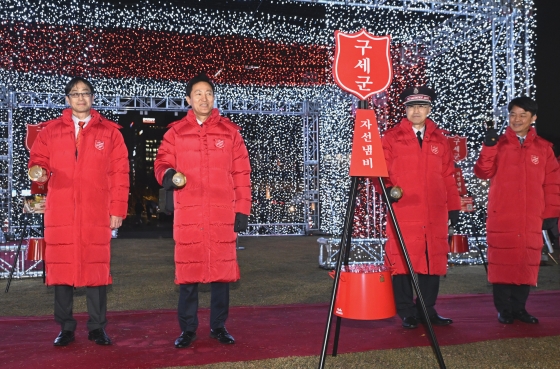 사진3. 오세훈 서울시장이 26일(화) 오후 광화문광장 육조마당 특설무대에서 열린 ‘2024 구세군 자선냄비 시종식’에 참석해 모금의 시작을 알리며 타종을 하고 있다.