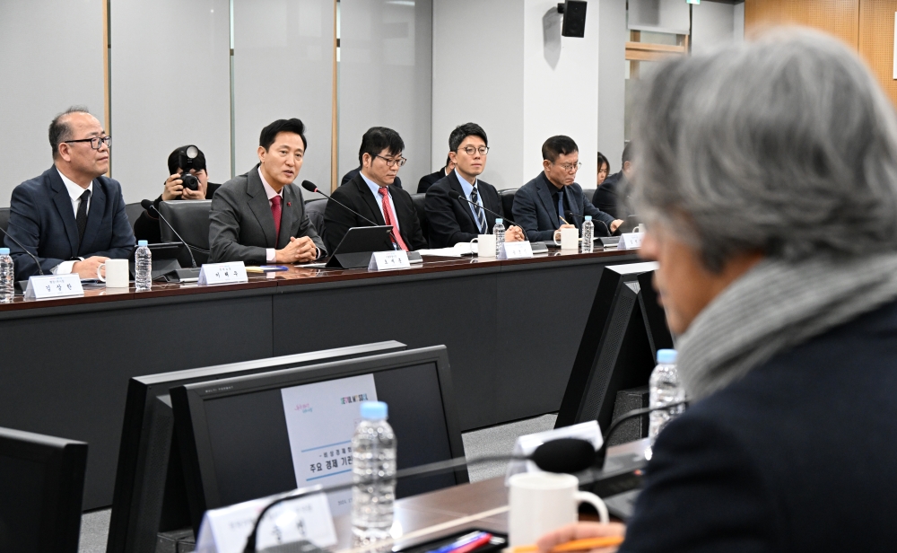 사진1. 오세훈 서울시장이 10일(화) 서울시청에서 열린 _비상경제회의_에서 모두발언 하고 있다.