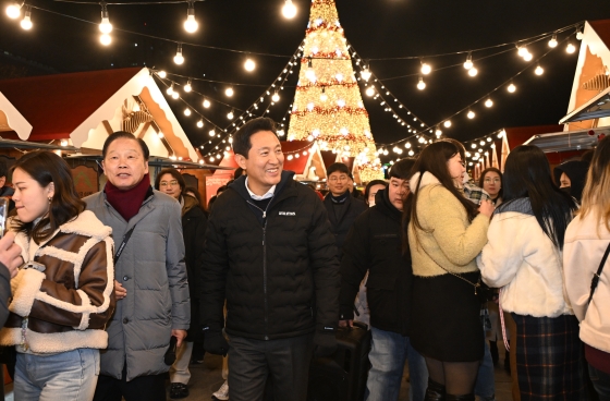 사진3. 오세훈 서울시장이 16일(월) 저녁 광화문광장, 청계천 등지에서 열리고 있는 ‘2024 서울윈터페스타’ 현장을 방문해 행사 진행상황을 확인하고 있다.