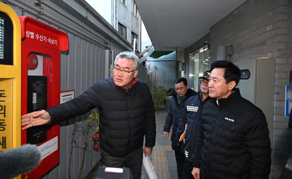 (사진6) 오세훈 서울시장이 한파가 찾아온 18일(수) 돈의동 쪽방촌(종로구 돈의동)을 찾아 자동화재속보설비를 점검하고 있다.