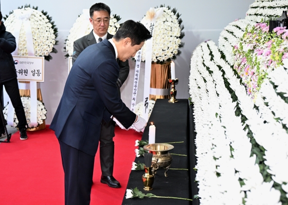 사진2. 오세훈 서울시장이 31일(화), 서울시청 본관 정문 옆에 마련된 제주항공 여객기 사고 희생자 합동분향소에 방문해 조문하고 있다.