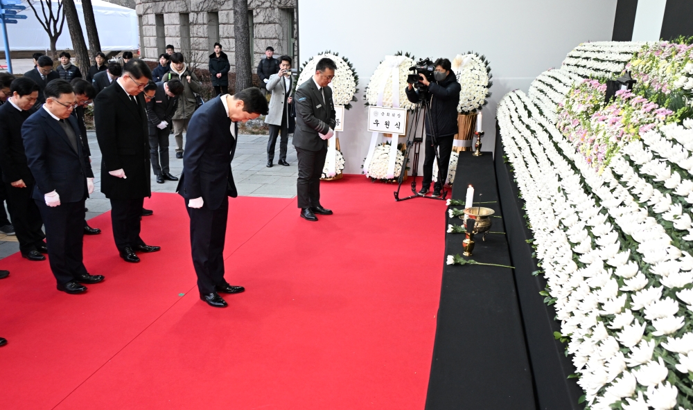 사진3. 오세훈 서울시장이 31일(화), 서울시청 본관 정문 옆에 마련된 제주항공 여객기 사고 희생자 합동분향소에 방문해 조문하고 있다.