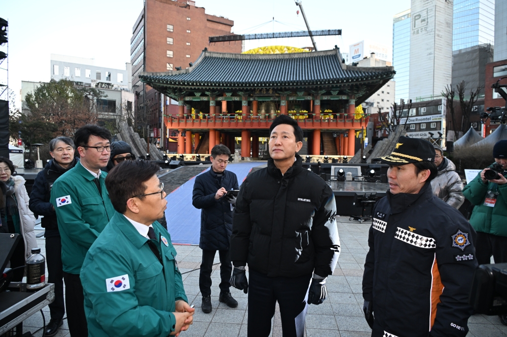 사진4. 31일(화) 자정 진행될 _제야의 종 타종행사_를 앞두고 보신각을 방문한 오세훈 서울시장이 행사장 주변을 점검하고 있다.