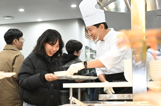 사진3. 오세훈 서울시장이 2일(목) 서울시청 구내식당에서 신년맞이 직원 격려 떡국을 배식하고 있다.