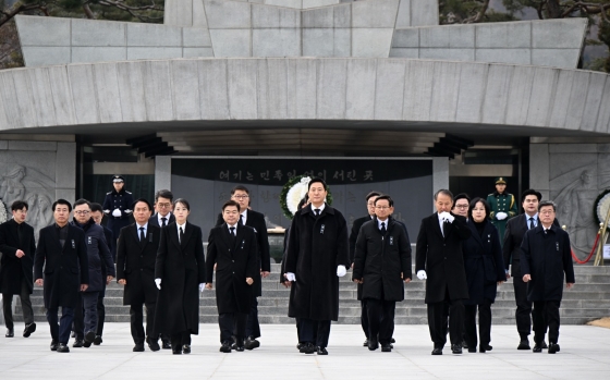 4. 을사년 새해 첫날인 2025년 1월1일, 오세훈 서울시장이 순국선열과 호국영령의 숭고한 뜻을 기리고자 참배를 위해 국립서울현충원을 찾았다.