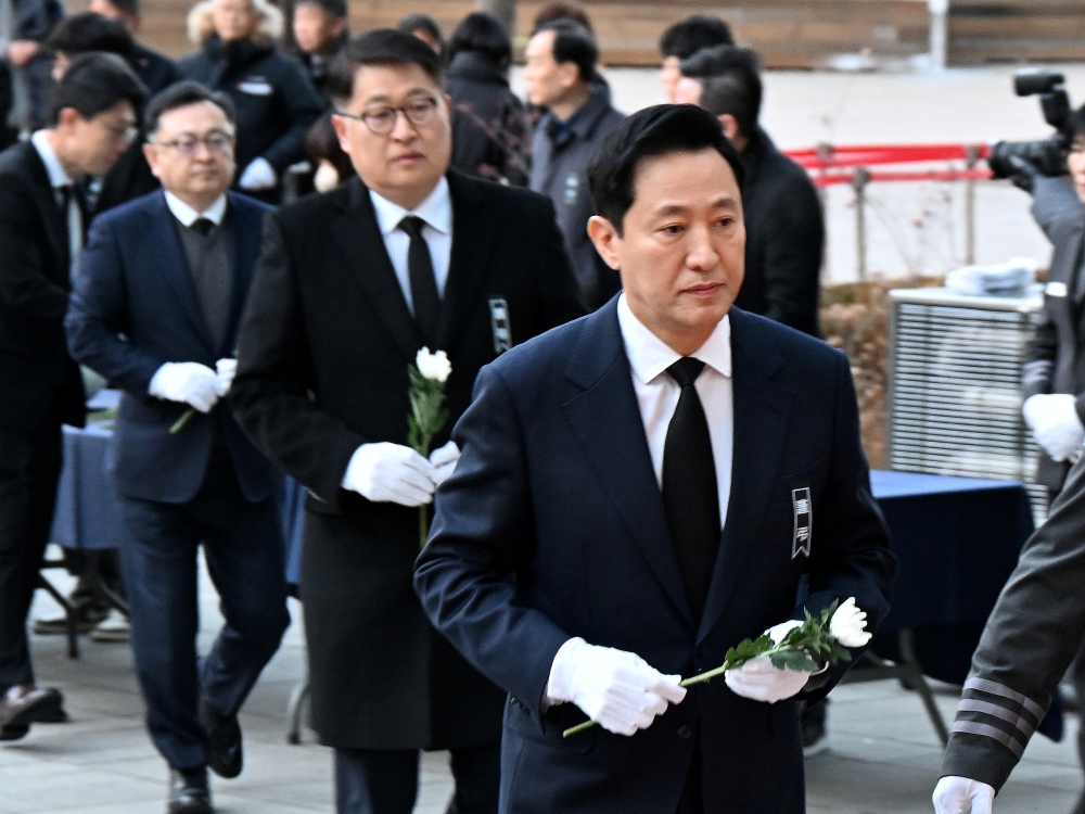 사진1. 오세훈 서울시장이 31일(화), 서울시청 본관 정문 옆에 마련된 제주항공 여객기 사고 희생자 합동분향소에 방문해 조문하고 있다.^