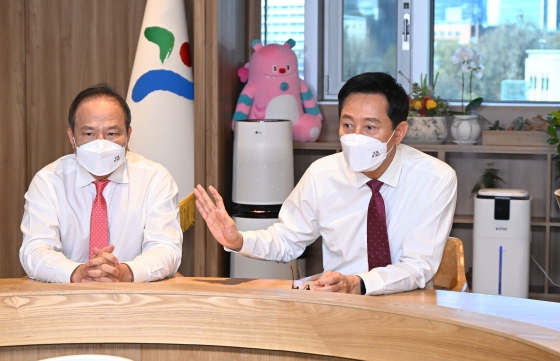 사진1. 오세훈 서울시장이 10일(금), 황규석 서울시의사회 회장을 만나 호흡기 질환의 해결 방안을 모색하고 있다.