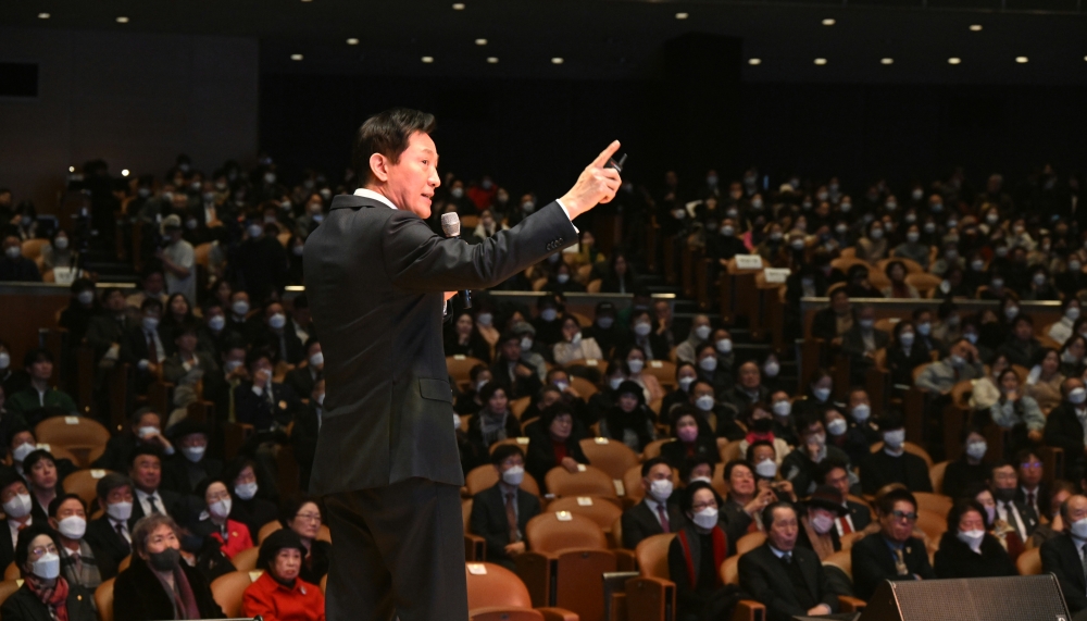 (사진2) 16일(목) 열린 _2025년 강남구 신년인사회_에 참석한 오세훈 서울시장이 시정운영 방향에 대해 설명하고 있다. 