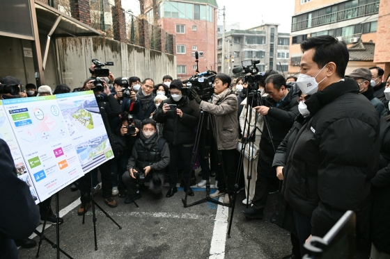 (사진1) 20일(월) 오전 규제철폐 대상지인 _미아동 130번지 일대_를 찾은 오세훈 서울시장이 현장 브리핑을 청취하고 있다