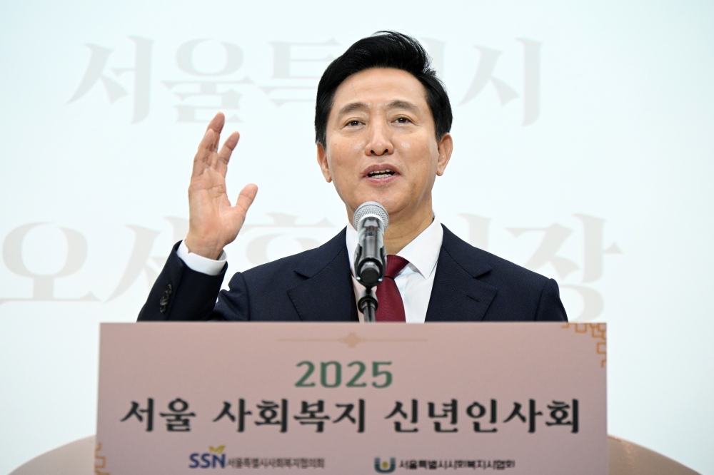 사진4. 21일(화) 열린 _2025년 서울 사회복지 신년인사회_에 참석한 오세훈 서울시장이 신년인사를 하고 있다.