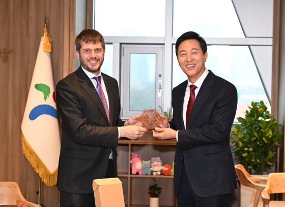 사진3. 오세훈 서울시장과 조르디 바쿼 (Jordi Vaquer) 세계대도시협의회 사무총장이 21일(화) 오전 서울시청 집무실에서 ‘세계대도시협의회 40주년 기념총회’의 성공적 개최를 위한 협력방안 논의 후 기념품을 주고 받고 있다.