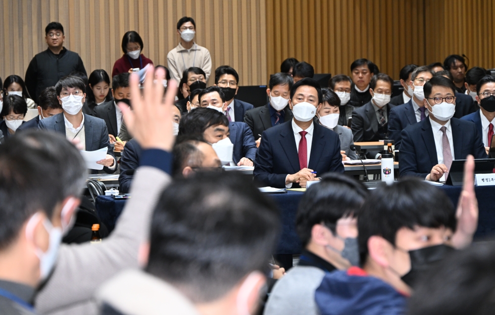 사진3. '규제 풀어 민생 살리기 대토론회'에서 오세훈 서울시장이 의견을 발언하려 손드는 시민을 바라보고 있다.