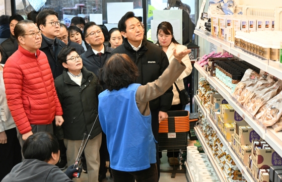 사진2. 오세훈 서울시장이 설 연휴를 앞둔 24일(금) 국민의힘 권영세 비상대책위원장과 함께 서울역쪽방촌 '온기창고'를 둘러보고 있다.