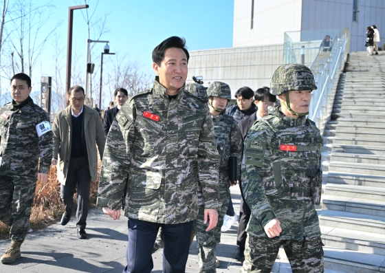 사진1. 오세훈 서울시장이 24일(금) 애기봉평화생태공원조강전망대를 둘러보고 있다.